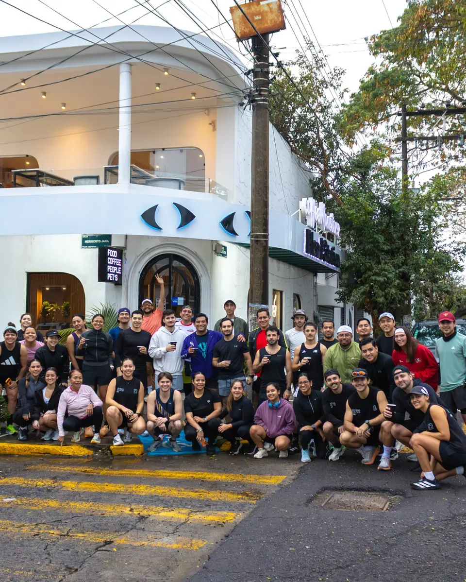 El grupo completo posa en cuclillas sobre el paso de peatones frente a un café, al terminar la corrida.
